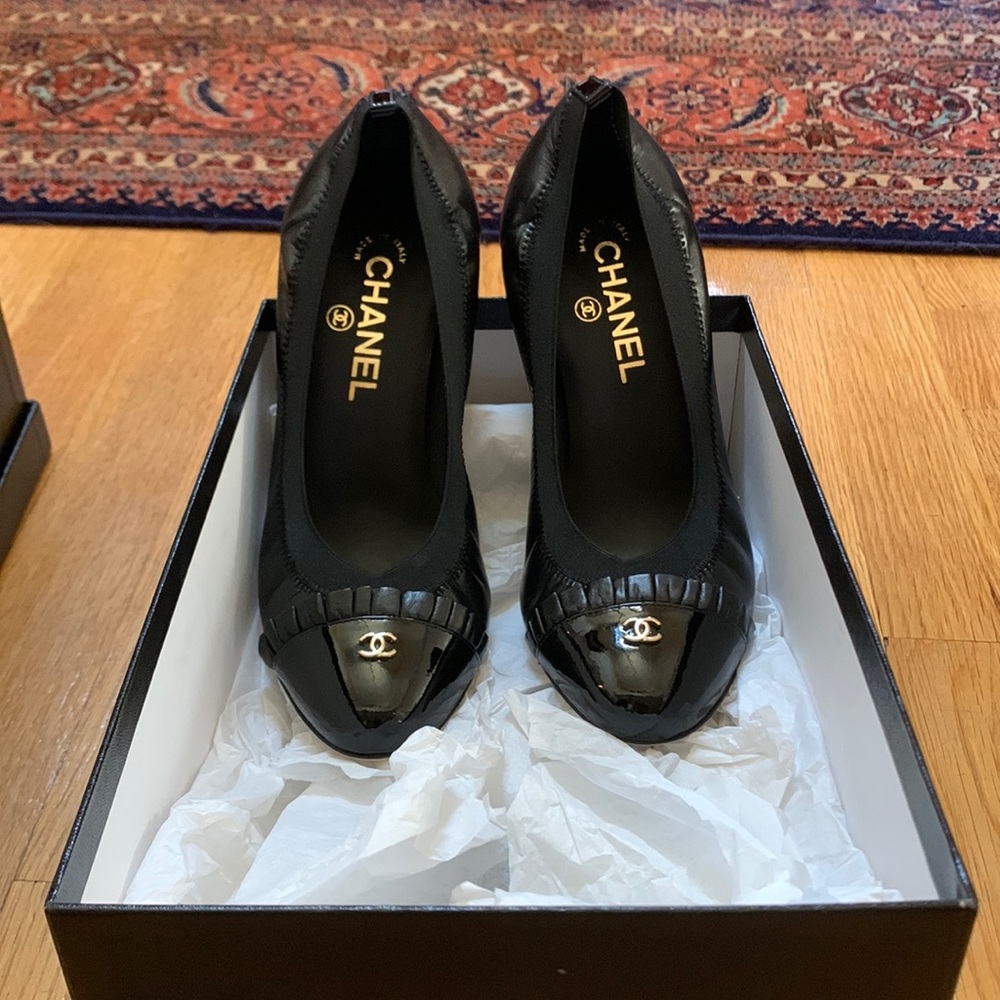 Never worn Chanel black pumps| women| size 38.5